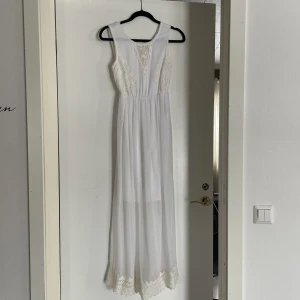 Vit långklänning - Använd en gång, nyskick. Från Vero Moda, storlek S. Nypris 699kr