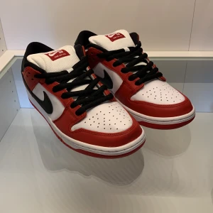Nike SB dunk low pro chicago - Säljer mina helt oanvända Nike dunk då jag inte är intresserad av skor längre.  Helt nytt skick Originallåda och extra snören finns med  Har digitalt kvitto då de är köpta på raffle på Nike.com