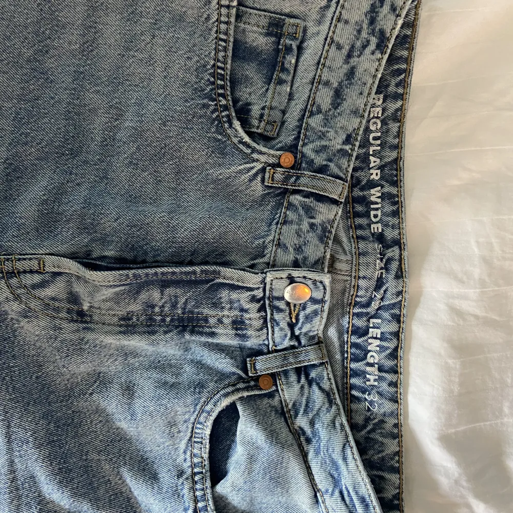 Super fina jeans från Bikbok. Knappt använda så i fint skick Ord pris: 599kr. Jeans & Byxor.