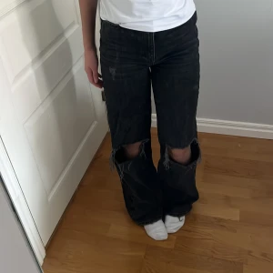 Svarta högmidjade visa jeans - Säljer mina högmidjade jeans då de inte kommer till användning längre💗Skriv om du vill ha fler bilder💗 