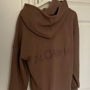 hoodie från Alobha med assnyggt tryck på ryggen💓💓