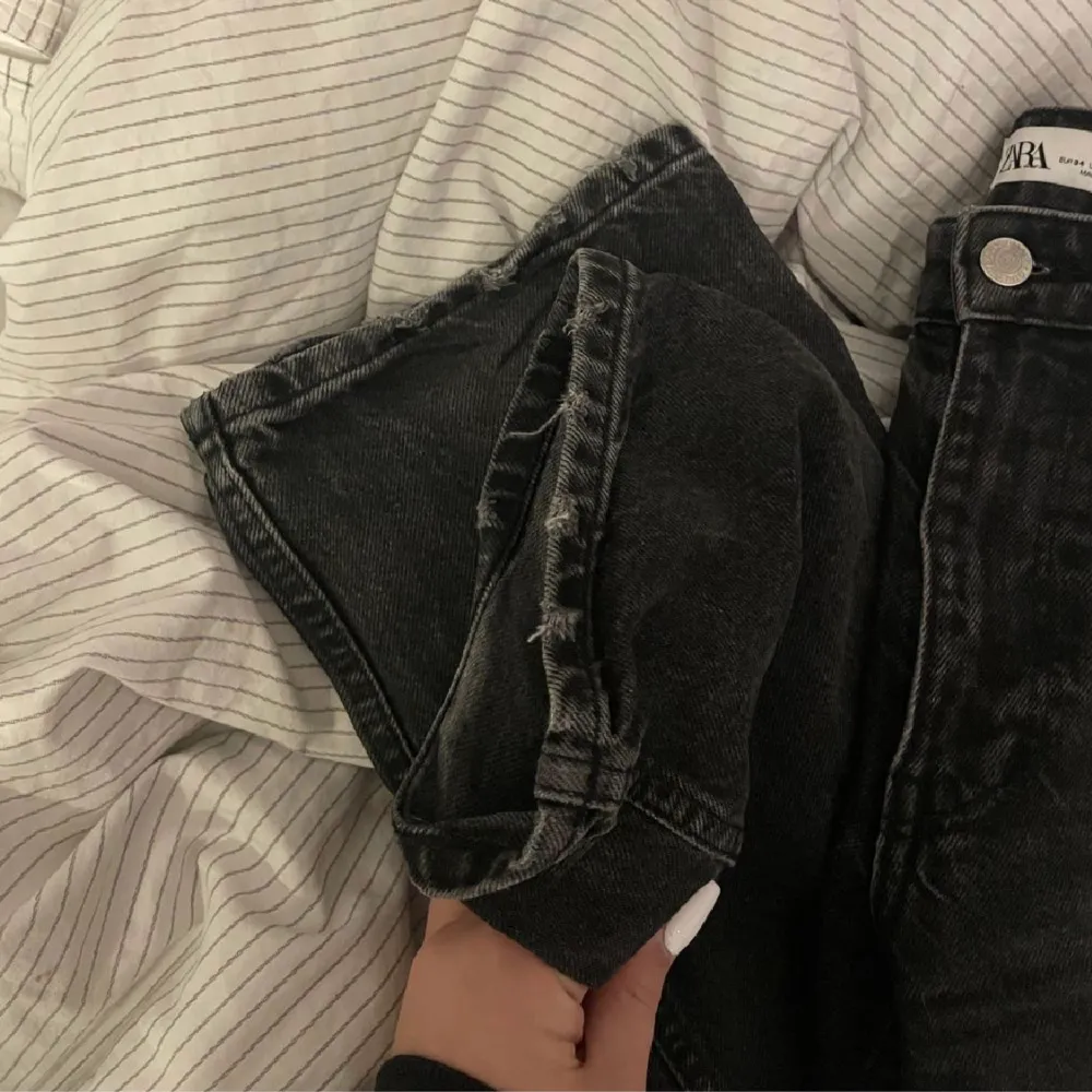 De här jeansen är så snygga men för stora för mig så jag är ute efter en annan storlek. Lånade bilder från tjejen jag köpte ifrån här på plick.  Tar betalningar genom plick och Swish 💕. Jeans & Byxor.