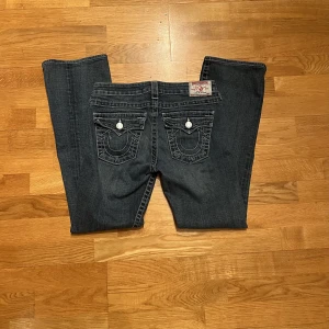 True religion jeans - Säljer dessa snygga lågmidjade Bootcut true religion jeans. Omkretsen på midjan är 80 cm. Innerbenslängden är 77 cm. 