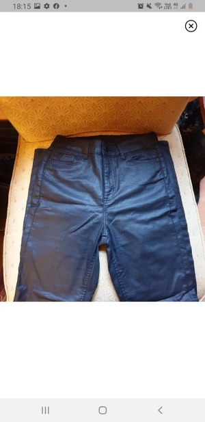 Svarta glansiga byxor  - Snygga tighta svarta elastiska byxor från. stl 34,benlängd 34.