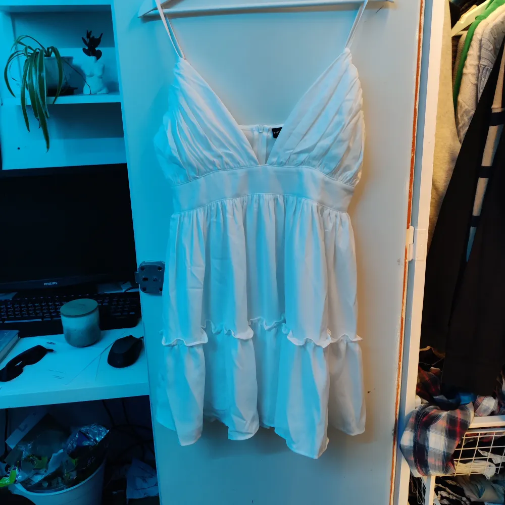 Jättefin vit klänning, perfekt som student eller avslutningsklänning. Helt oanvänd från pretty little thing. Säljer då den är lite för liten för mig.. Klänningar.