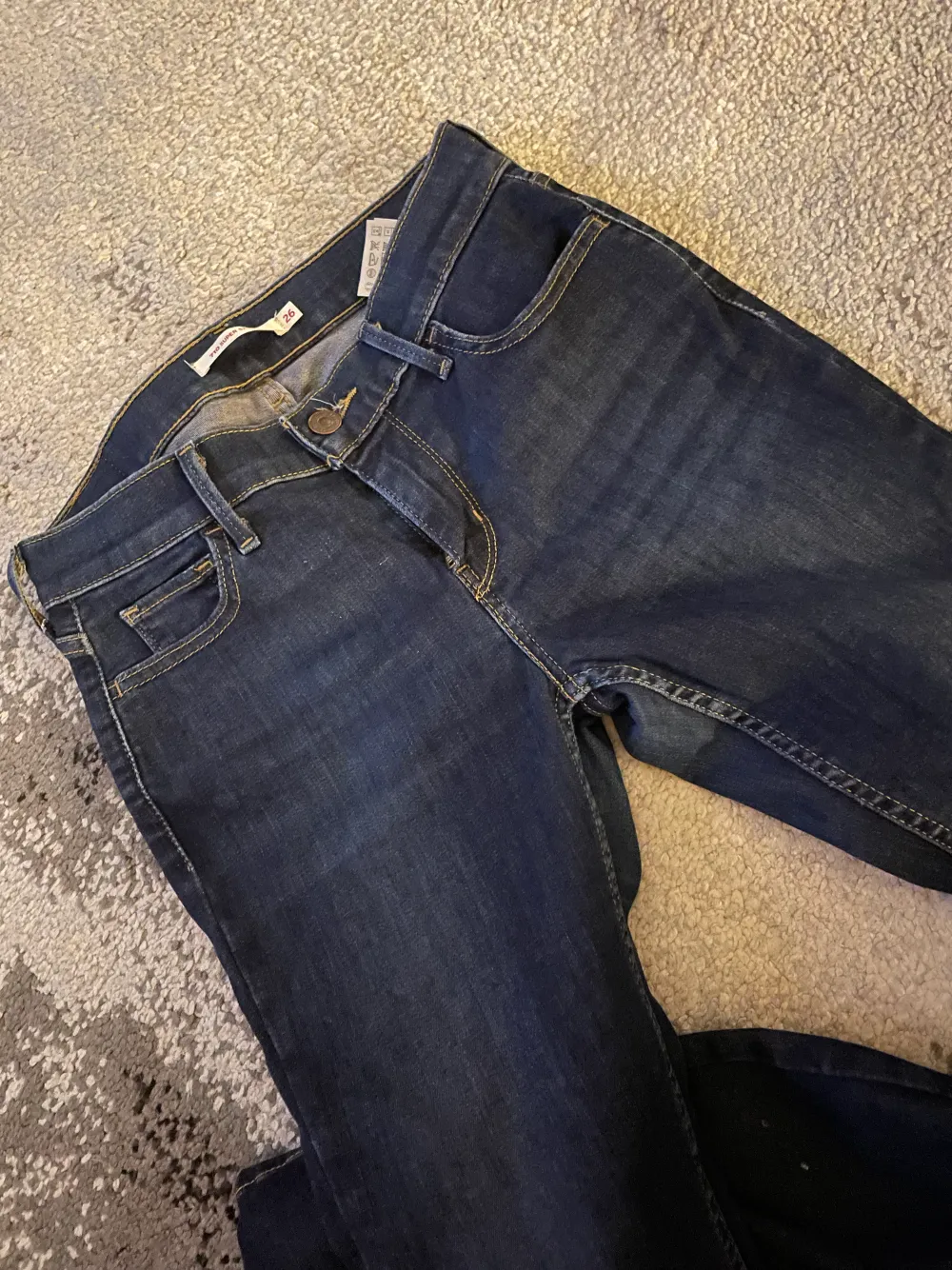 Mina gamla favorit Levis jeans som är alldeles för små för mig. Fint skick men på första bilden syns 2 små trådar som sticker ut på benet. Strl 26, typ xs/s. Jeans & Byxor.