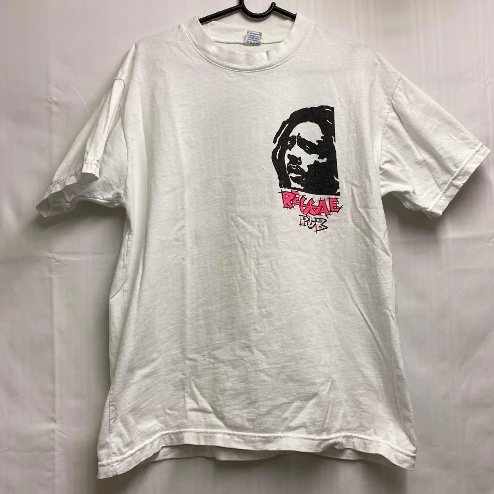 En asfet Bob Marley t-shirt som jag säljer för den inte kommer till användning, väldigt bra skick. Står ingen storlek men skulle säga S/M. T-shirts.
