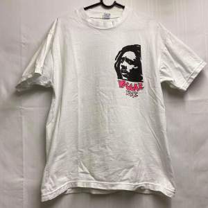 En asfet Bob Marley t-shirt som jag säljer för den inte kommer till användning, väldigt bra skick. Står ingen storlek men skulle säga S/M