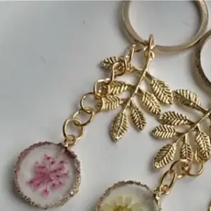 kolla in denna vackra handgjorda nyckelring. Varför inte ge den vardagliga nyckelring en estetisk uppgradering :) Checka gärna min profil för fler designer <3 Gör alla själv för hand, skriv vid frågor Ansvarar ej för postens slarv