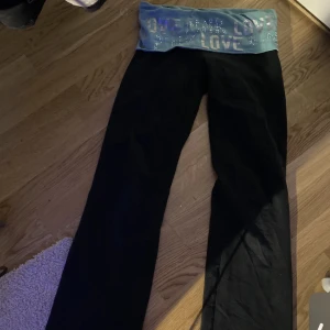 Pink yogga pants - pink yoga pants. Säljer för 350. Köparen står för frakten. Pris kan diskuteras🫶🏼.storleken är xs