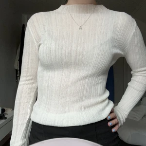 Vit topp - Jättefin långärmad vit topp från zara. Toppen är lite genomskinlig precis som alla toppar ska vara nu Använd ett fåtal gånger