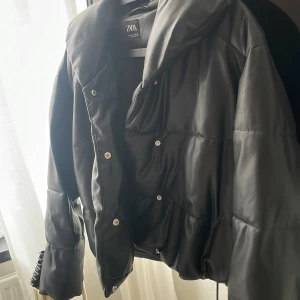 Puffert jacka  - En läder Puffert jacka i nyskick från zara! 