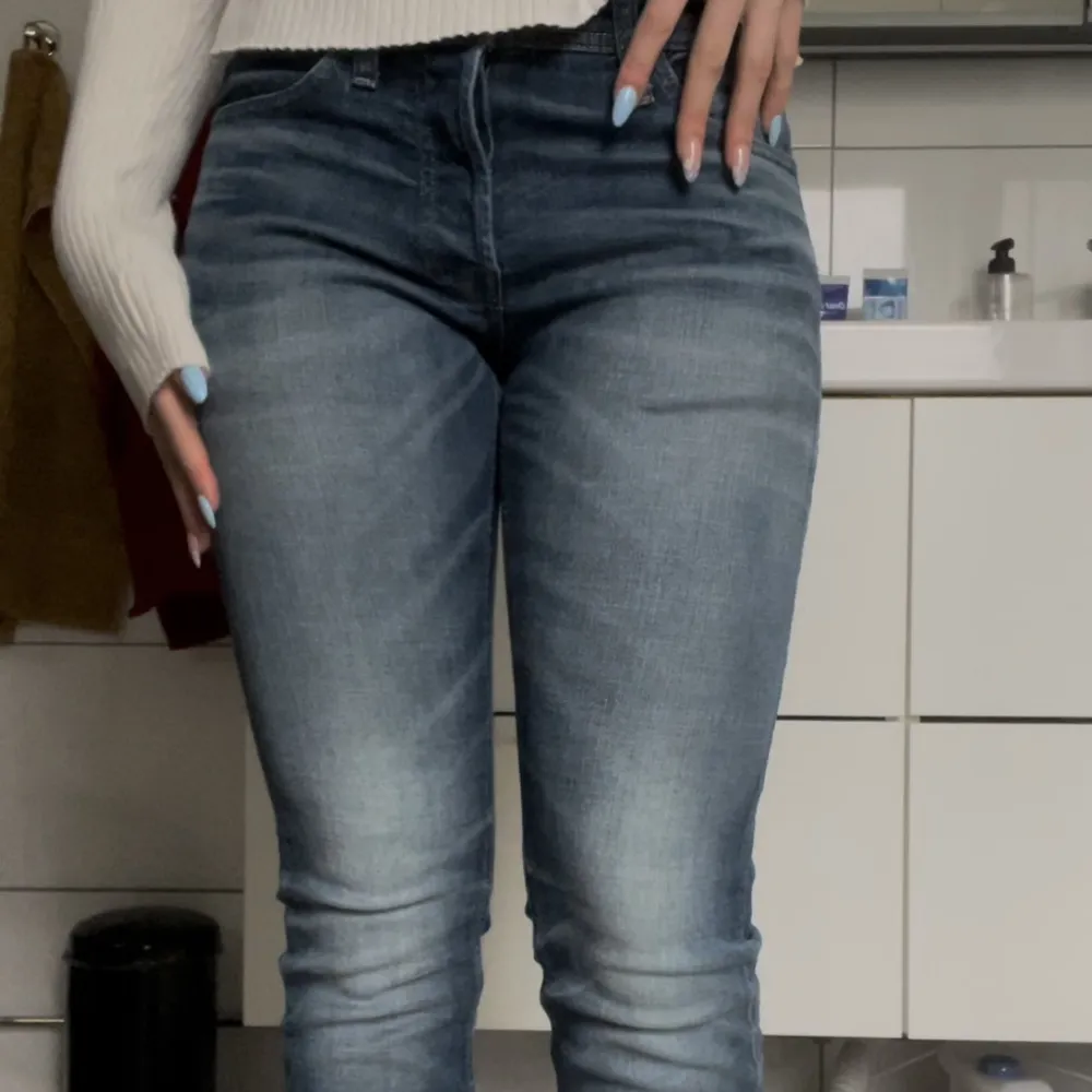 Lågmidjade herrjeans  Sitter super snyggt på mig som har storlek 38. Jeans & Byxor.