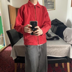 Aqua limone jacket - En röd acqua limone sports jacka med feta detaljer. Skrynklig pga orkade ej stryka jackan men det går att göra! Längd ca 65 cm. Armhåla till armhåla ca 53.5 cm. Storleken på jackan är XS men den sitter bra på mig med S i jackor och M i hoodies