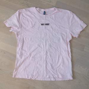 Rosa t-shirt från hm. Fint skick.   Använd köp nu funktionen eller skriv privat om du undrar något! 💖