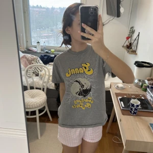 Ganni T-shirt  - Såå snygg ganni T-shirt, knappt använd därav priset 