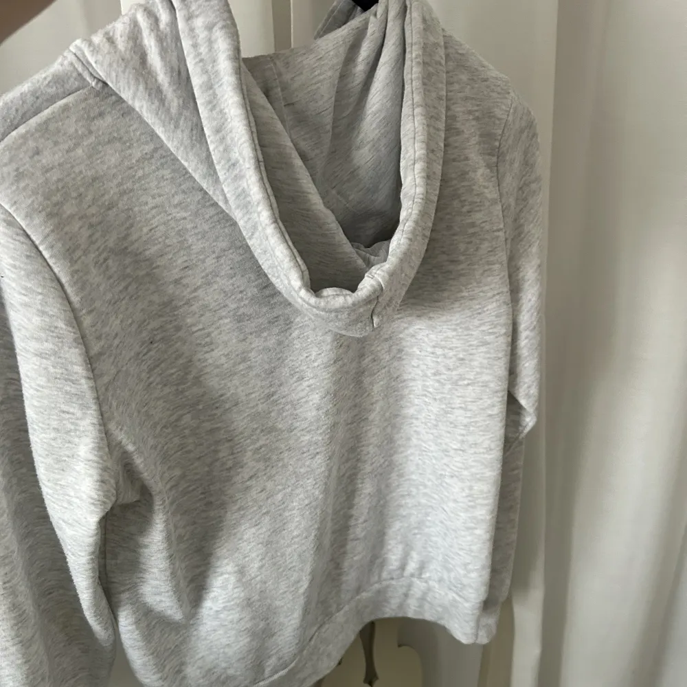Fin ljusgrå hoodie som tyvärr inte kommer till användning. Eftersom just har fler 💛jag är vanligtvis en S och den sitter bra på mig . Hoodies.