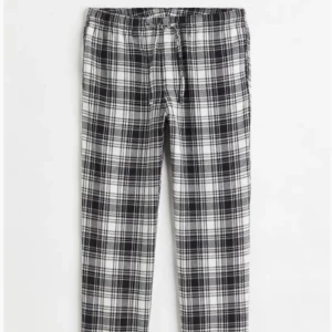 Pyjamasbyxor HM - Svartvit rutiga pyjamasbyxor från HM! Från herravdelningen men skulle säga att de passar både och. Helt slutsålda på hemsidan. Prislapp kvar, helt nyskick alltså