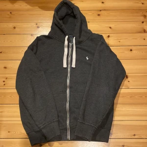 Polo Ralph Lauren zip hoodie  - Bra skick. Gratis frakt. Storlek M men funkar för både S och L.