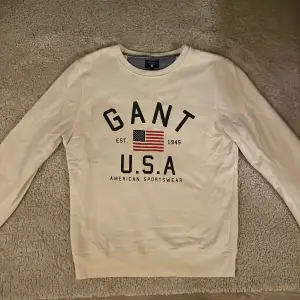 Vit Gant tröja i 9/10 skick. Lite urtvättad annars supersnygg! Storlek S