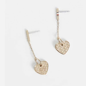 Tommy Hilfiger örhängen  - Tommy Hilfiger - Roséguldfärgade hängande örhängen med hjärtberlocker Original pris: 800 kr