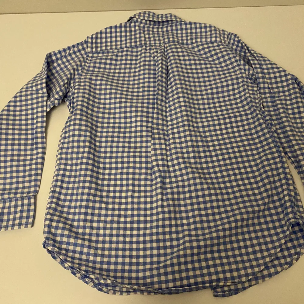 Vit och blå rutig skjorta, passar 7 åringar, 100% bommul, fint skick, som ny. Oxford skjorta button down.. Skjortor.