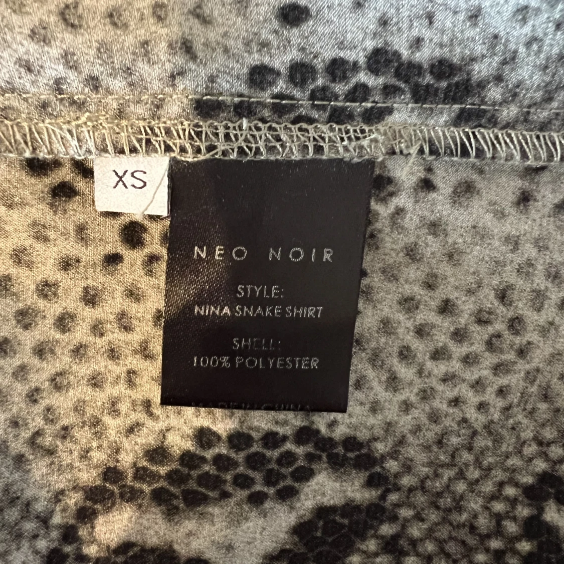 Grön ormmönstrad blus - 91