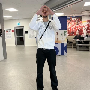 Fidélité zip-hoodie / Vit - En zip-hoodie med bra och skön kvalité samt unik design från De Fidélité. HELT NYA!! Finns i storlekar S - M - L