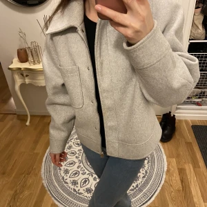 Vår jacka - Snygg grå jacka som går att använda nu till våren😍 köpt på NA-KD! 