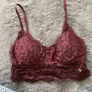 Vinröd Spetstopp  - Använd 1-2 gånger då den va för liten i kuporna, Storlek L, kuporna passar nog mer en C kupa, (jag är D kupa och den va för liten) 