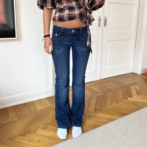 Jeans!  - Så fina jeans med fickor i fram! Min kompis på bilden är 166cm MIDJEMÅTT:76cm INNERBENSLÄNGD:82cm