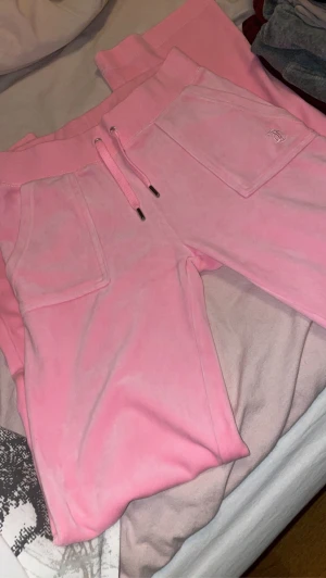 juicy couture - säljer då dessa juicy byxor i skrik rosa färg. färgen passar inte mej, och har använt de två gånger. fint skick, köparen står för frakten!