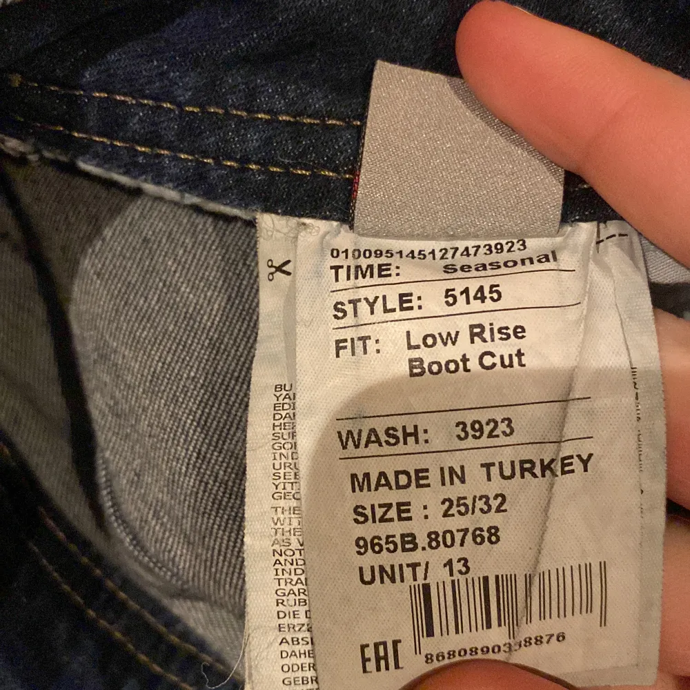LTB valerie jeans som är low waist och lite boot cut. Jag har inte använt de mkt, därför i fint skick. Säljer då de tyvärr har blivit försmå💗Jag köpte de för 699 kr på zalando. Skriv vid fler frågor!. Jeans & Byxor.