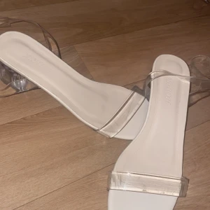 Låga klackskor  - Jag säljer dessa låga klackskor från shein i st 38, den är köpta för 216kr men säljs nu för 120kr. Dem är använda ett fåtal gånger och säljs eftersom den inte längre kommer till användning.  Pris kan diskuteras! 