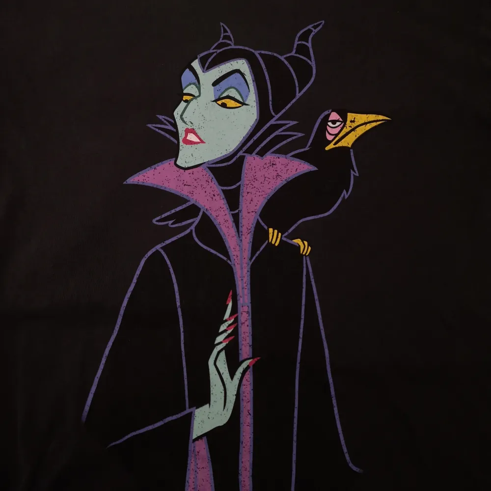 MÖRKGRÅ tshirt från Bershka med Maleficent på i stretchigt tyg. Trycket har en lite sliten grungy look, den var skapad så, det har inte slitits bort med tiden. Den är 48cm bred och 64cm lång.. T-shirts.