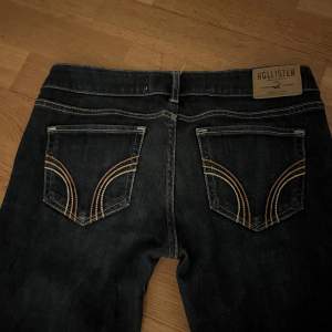 Säljer dessa as snygga Lågmidjade vintige jeans från märket hollister. Dem är mörkblåa (ser mörkare ut på bilden) Hör av dig om fler bilder