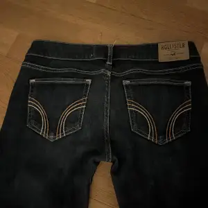 Säljer dessa as snygga Lågmidjade vintige jeans från märket hollister. Dem är mörkblåa (ser mörkare ut på bilden) Hör av dig om fler bilder