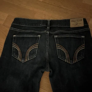 Lågmidjade jeans - Säljer dessa as snygga Lågmidjade vintige jeans från märket hollister. Dem är mörkblåa (ser mörkare ut på bilden) Hör av dig om fler bilder
