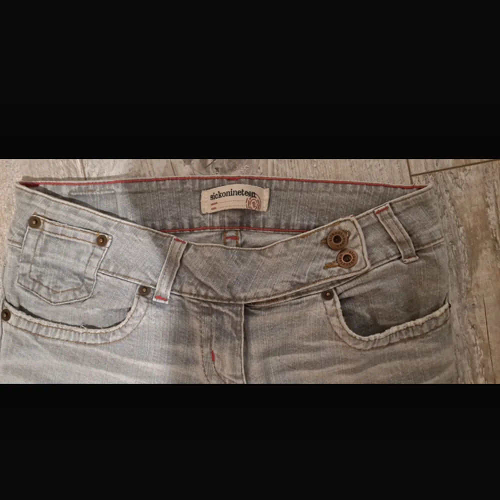Så snygga gråa Lågmidjade jeans från märket ”sickoninteen” 🤗 Midjemått: 36cm (rakt över) Innerbenslängd: 82cm . Jeans & Byxor.
