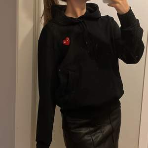 Hoodie i storlek S från Comme des garcons. Nypris ligger runt 2200 kr.