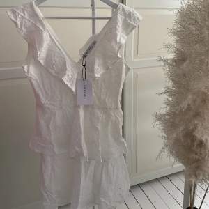 Superfin, vit klänning från ivyrevel. Aldrig använd med prislappar kvar. Storlek.36   Kan frakta men köparen står för frakt!