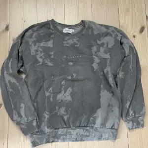 Grå sweatshirt från Topman. Knappt använd.