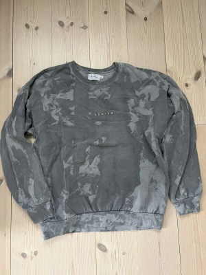 Sweatshirt  - Grå sweatshirt från Topman. Knappt använd.