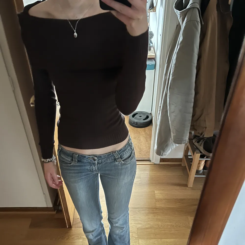 Brun stickad tröja med off shoulder i jätteskönt material. Är stretchig så skulle säga att den passar xs-s. Sitter supersnyggt!. Stickat.