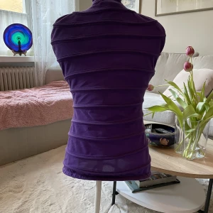 Klädställning  - När man vill prova kläder eller st något. Ställbar. 