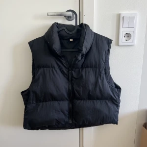 Svart pufferväst - Tunnare material, fint skick! 