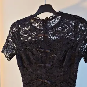 Väldigt fin svart klänning från Molly Bracken med rosetter längst baksidan och en slitt längst ned, väldigt bra kvalitet❤️‍🔥🌸
