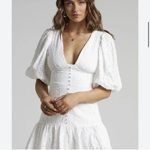 Söker studentklänning - Söker denna klänning från showpo. Eller liknande är också av intresse💕 Ska du sälja din studentklänning så hör gärna av dig🤍 Söker storlek 34/36