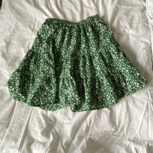 Super söt kjol, perfekt till sommaren!❤️ - Jätte söt blommig grön kjol som passar perfekt till sena sommarkvällar!😻 Nyskick och har använts endast 5ggr