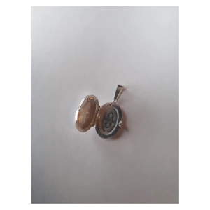 Silverberlock  - Berlock i äkta silver. Går att öppna och placera bilder eller något annat man vill bära med sig i. Har gravering på framsidan och slät baksida. Finns 3 st exemplar kvar och säljer dem för 150kr/st  Ask: 10 kr (valfritt)